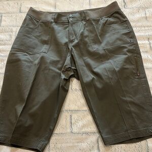 Lee Green Cargo Shorts with Durable Design